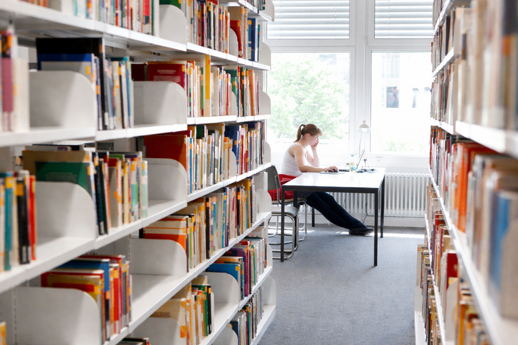 Studentin in der Universitätsbibliothek