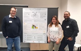 Michael Otten, Dr.in Monika Reimer und Dr. Dr. Thomas Must stehen vor einem Poster