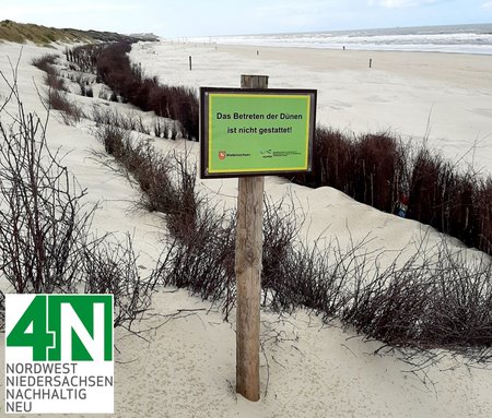Zu sehen ist ein Warnschild auf einer Düne mit dem Hinweis "Das Betreten der Dünen ist nicht gestattet" (Fotorechte: Gesa Witt)