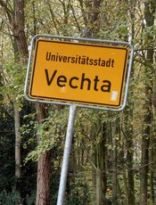 Ortsschild "Universitätsstadt Vechta" im Herbst