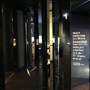 Hohe Spiegel und Tafeln Schrift in der Ausstellung im Romantikmuseum
