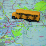 Ein gelber Spielzeugbus auf einer Landkarte