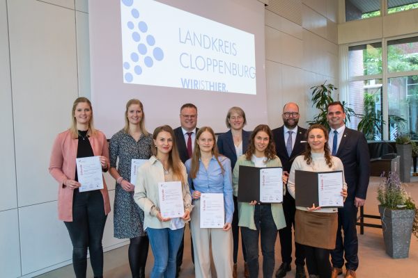 OM-Vergabefeier Gruppenfoto Sitzungssaal