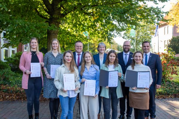 OM-Vergabefeier Gruppenfoto vor Kreishaus Cloppenburg