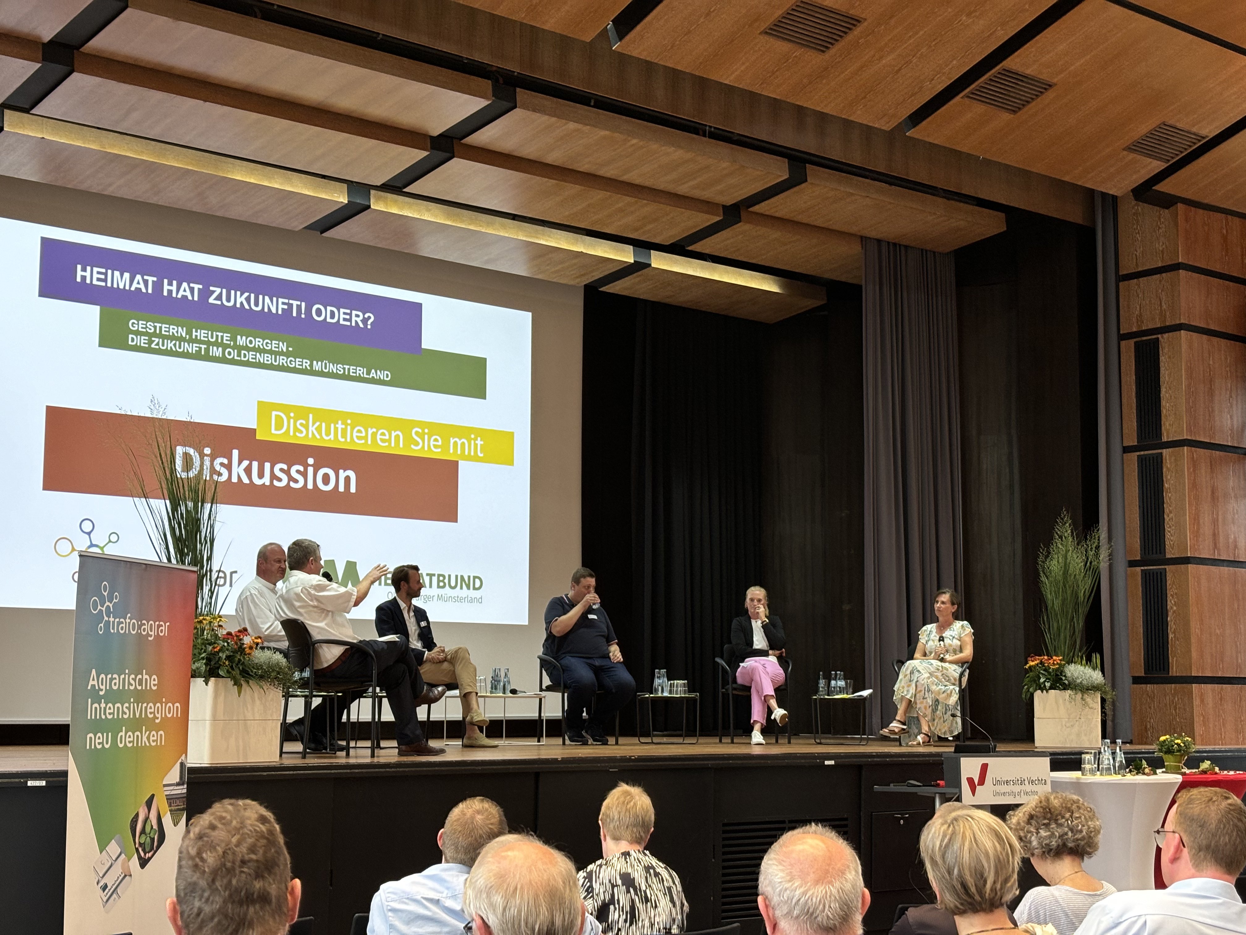 Dr.in Gabriele Diersen diskutiert auf dem Podium der Tagung "Heimat hat Zukunft! Oder?"